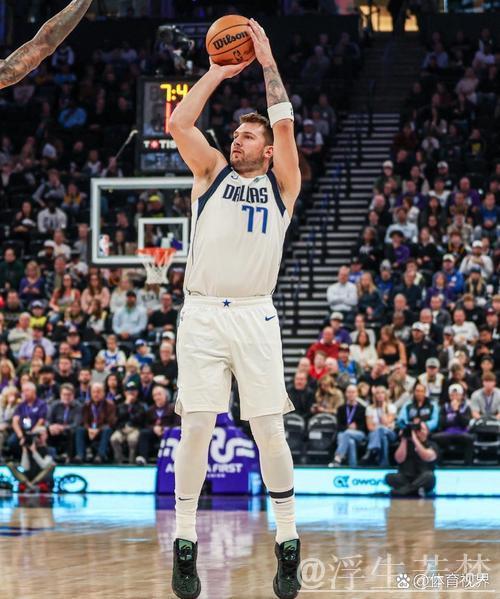 东契奇持球切入 漂移抛投打成并获罚球